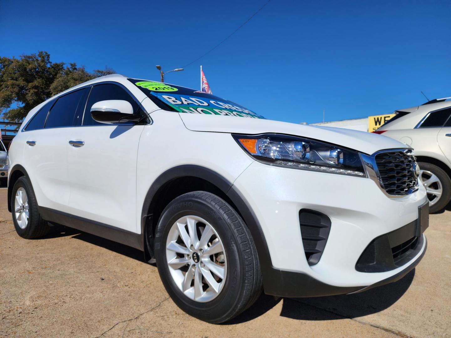 2019 DIAMOND WHITE Kia Sorento LX (5XYPG4A32KG) , AUTO transmission, located at 2660 S.Garland Avenue, Garland, TX, 75041, (469) 298-3118, 32.885551, -96.655602 - Welcome to DallasAutos4Less, one of the Premier BUY HERE PAY HERE Dealers in the North Dallas Area. We specialize in financing to people with NO CREDIT or BAD CREDIT. We need proof of income, proof of residence, and a ID. Come buy your new car from us today!! This is a LIKE BRAND NEW 2019 KIA SOR - Photo#1